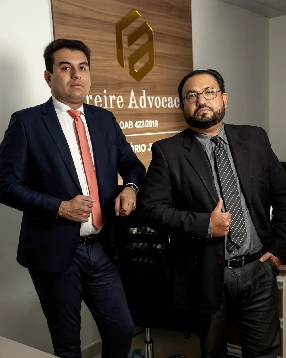 Os advogados Linconl Freire e Glaucio H. Alencar no escritório da Freire Advogados, em Manaus